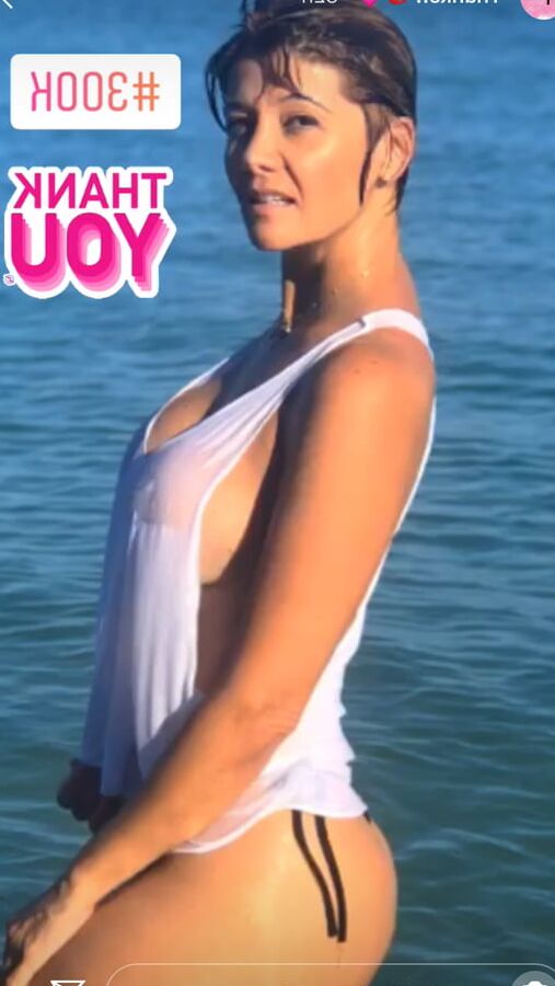 Blonde phenomen of instagram showing her delicious body