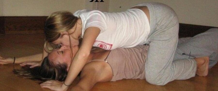 Hot Girls Kiss Each Other