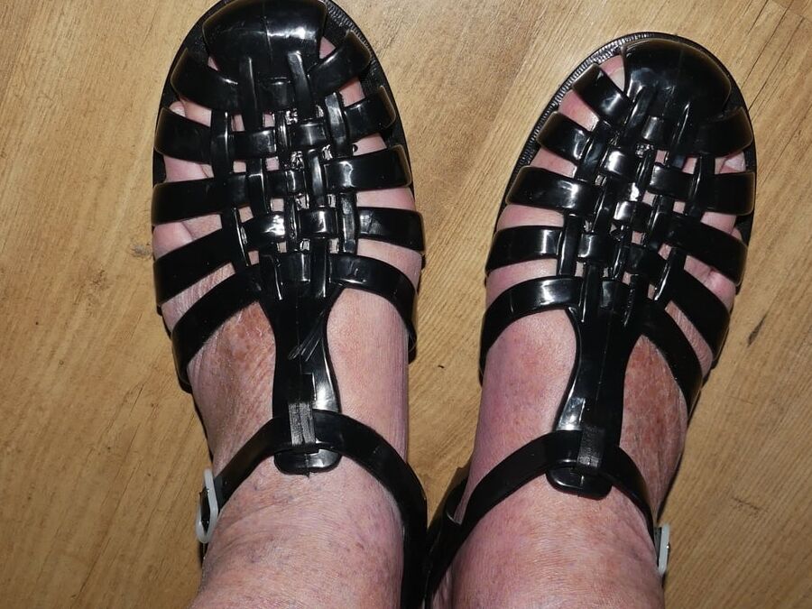 Traditional shorts barefoot in plastic sandals