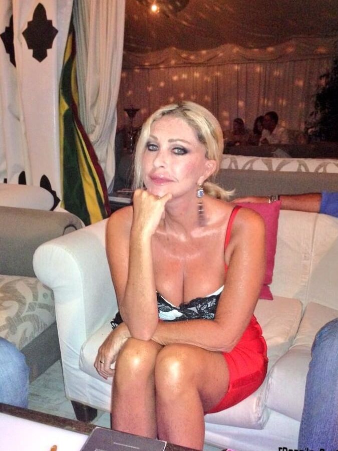 Busty Italian TV Mature Paola Ferrari
