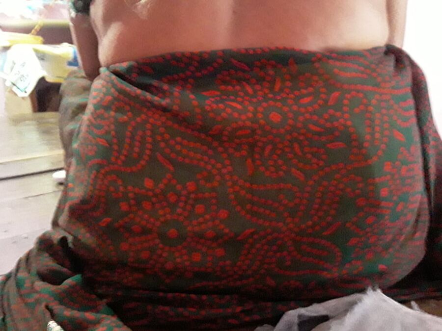 Policz indian village mom sexy in sari watch television
