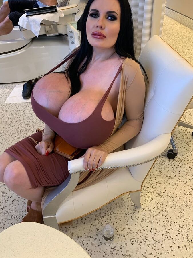 This Woman Is So Damn Foxy!