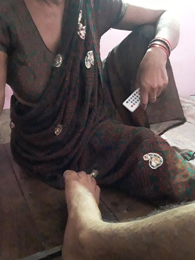 Policz indian village mom sexy in sari watch television