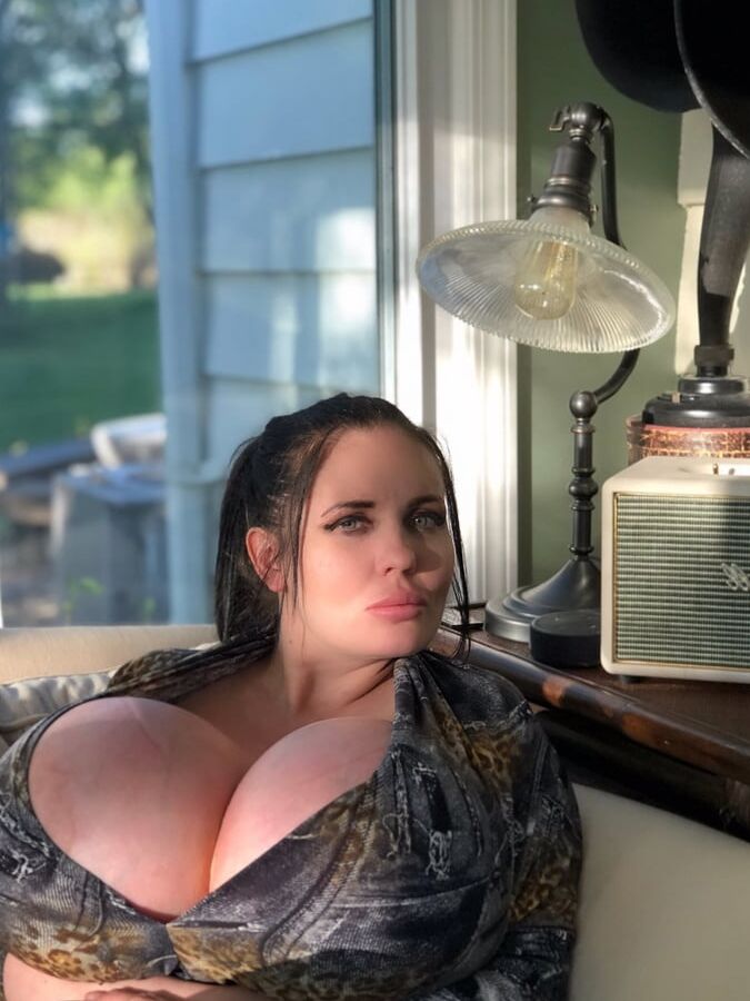 This Woman Is So Damn Foxy!
