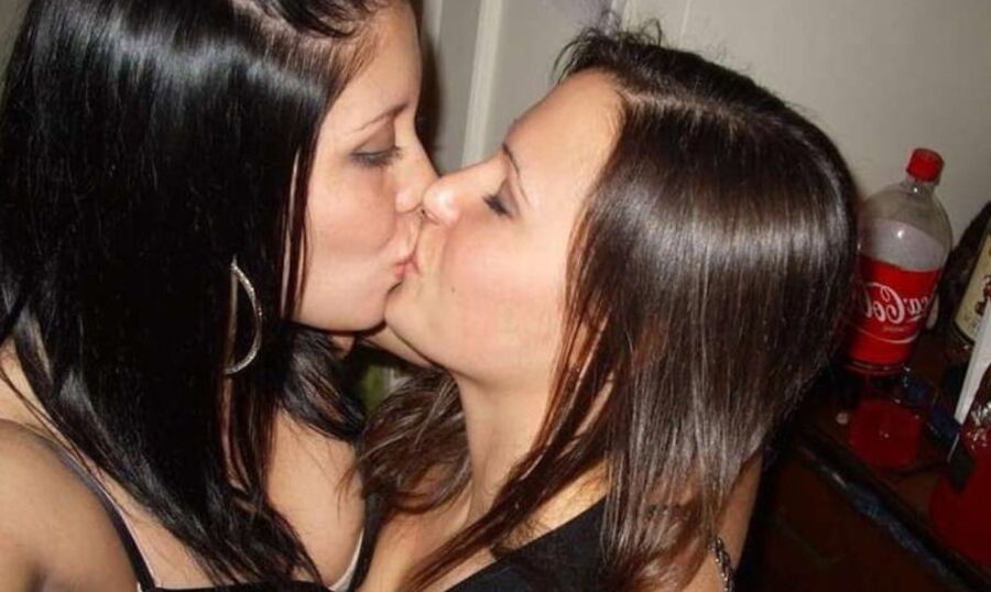 Hot Girls Kiss Each Other