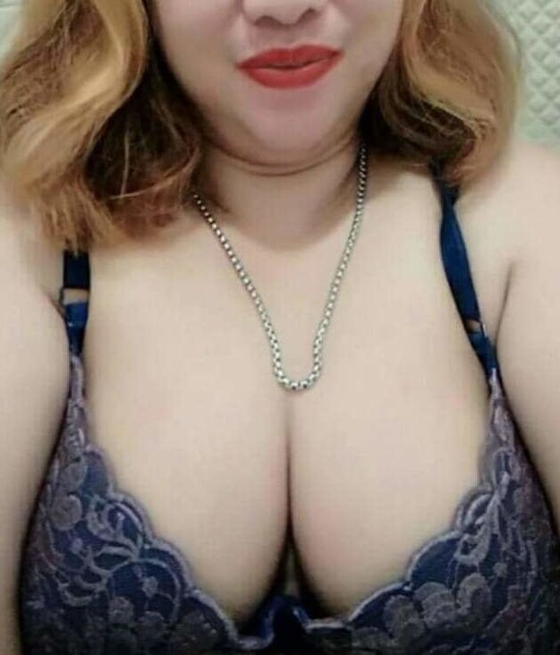 Ibu tetek besar.