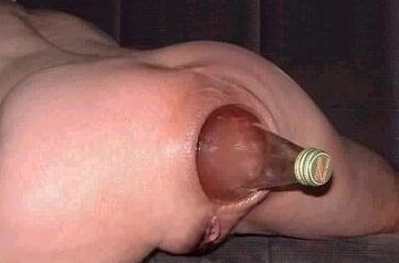 Masturbation mit einer Flasche ()