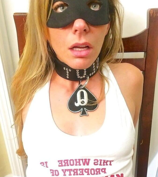 セクシーなママとセクシーなふしだらな妻が楽しんでいます