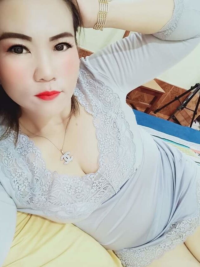 Janda payudara besar menjual dirinya