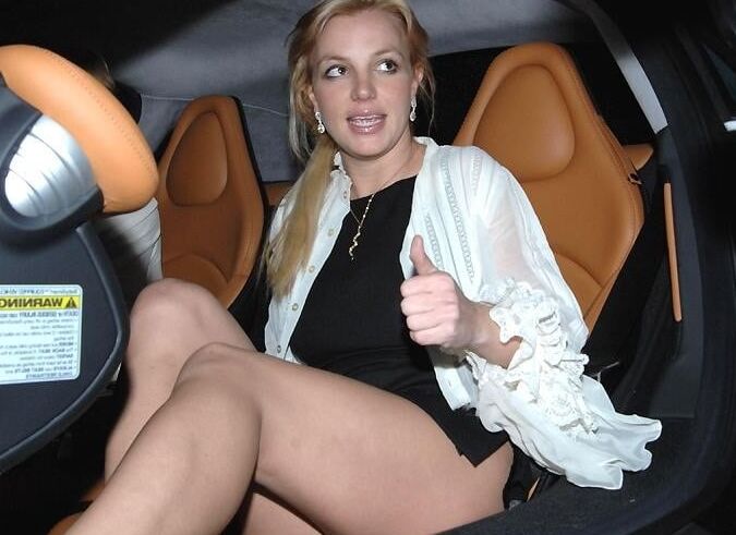 Britney Spears shows off her pussy in public