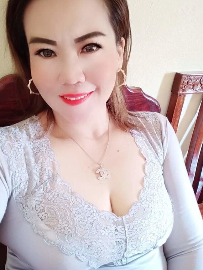 Janda payudara besar menjual dirinya