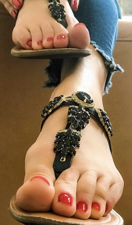 beautiful LATINA toes and soles pt