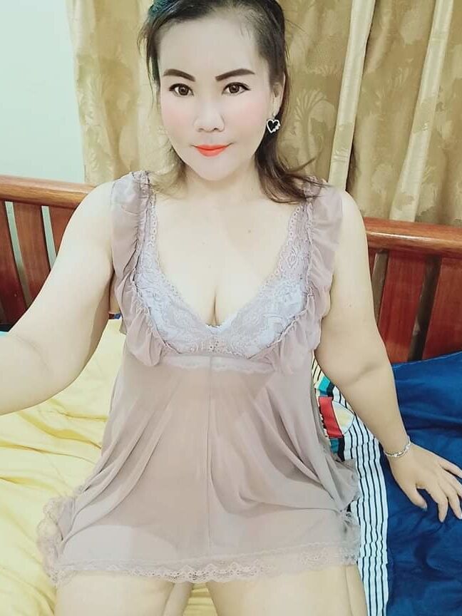 Janda payudara besar menjual dirinya