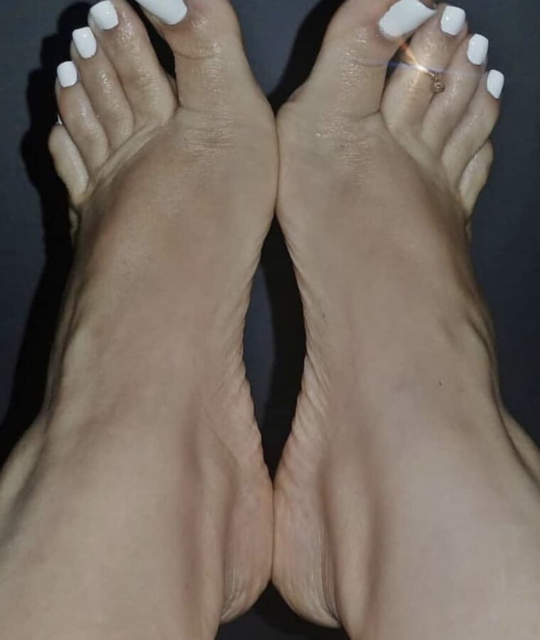 beautiful LATINA toes and soles pt