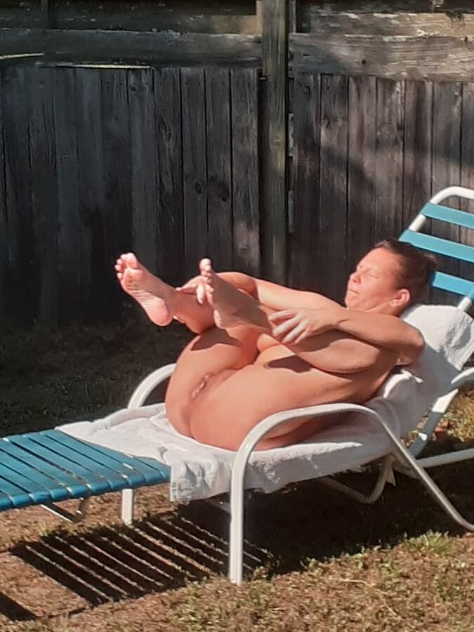 MILF in der Sonne !!
