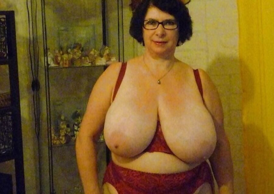 Huge mommy tits