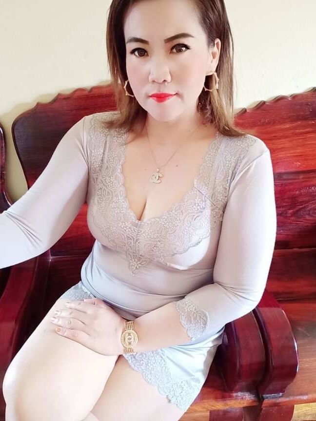 Janda payudara besar menjual dirinya