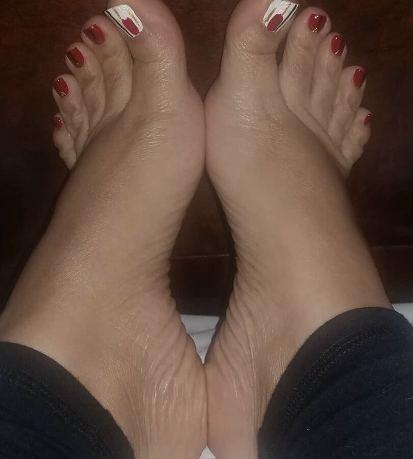 beautiful LATINA toes and soles pt