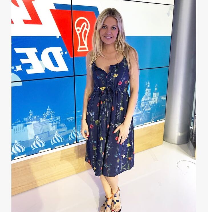 Carine Galli feet - trop bonne