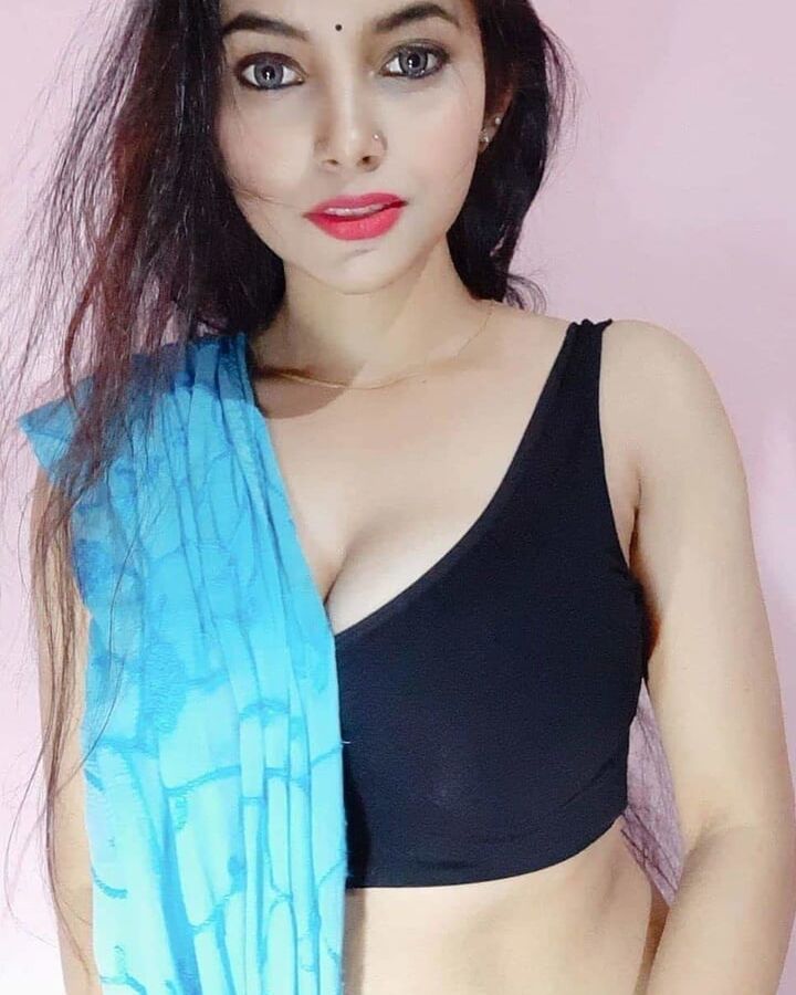 Naughty indian slut loves exposing her tits?