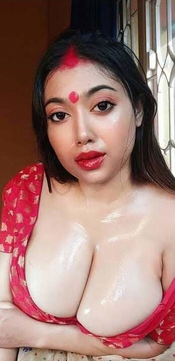 Naughty indian slut loves exposing her tits?