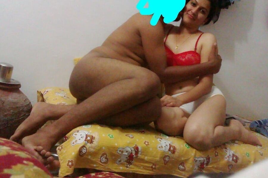 Indian cute wife seema showing her nude pic