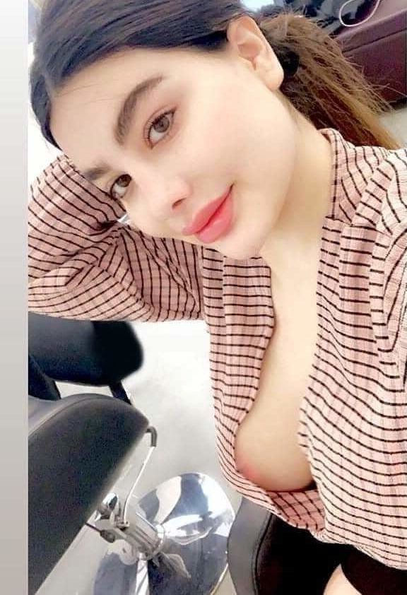 Naughty indian slut loves exposing her tits?