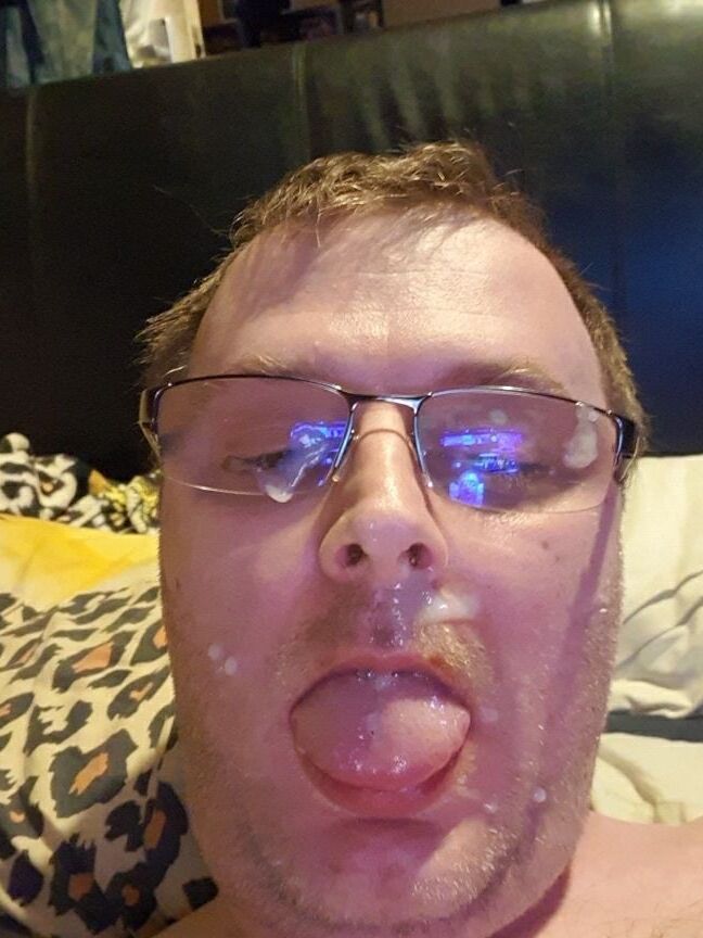 Faggot boy M H - Splashdown kik