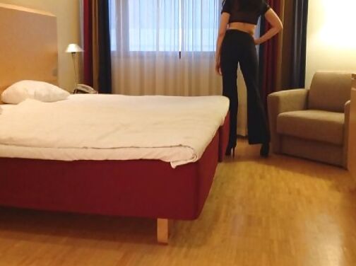Amante rasurandoce en el hotel