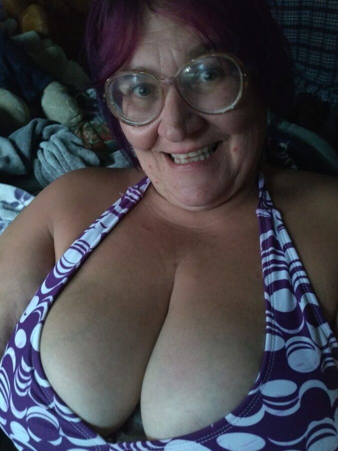 Coroa safada gostosa adora porra nos oculos