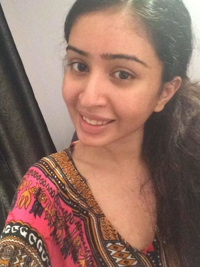 Naughty indian slut loves exposing her tits?