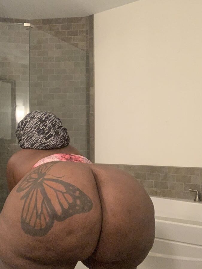 FYE&;s Big Black Azz!