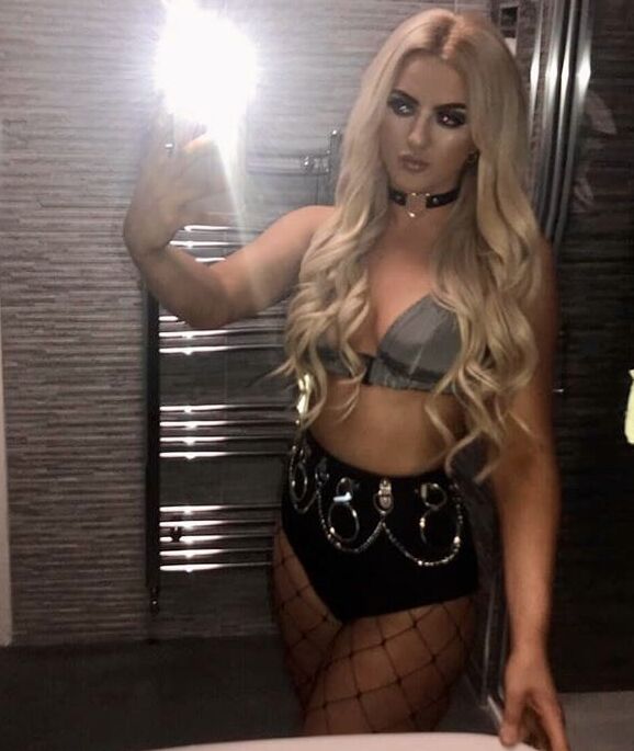 Hot Blonde Babe: Chloe