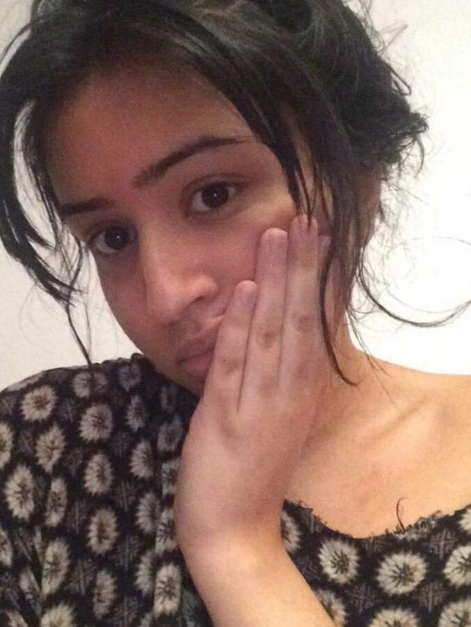 Naughty indian slut loves exposing her tits?