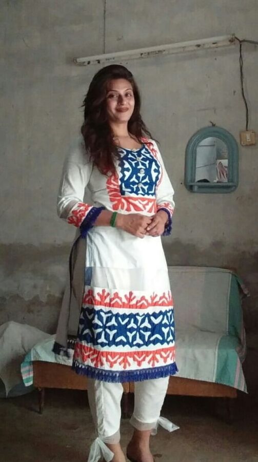 Pakistani Karachi Hot &amp; Beautiful Call Girl