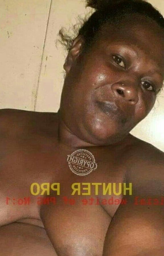 PNG mama posing with her black kan