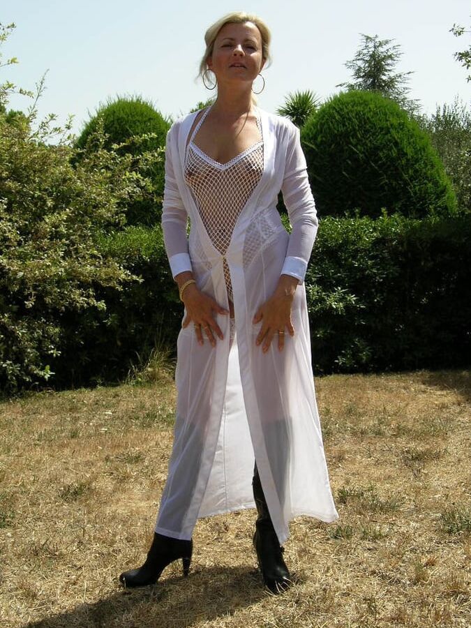 Mature-Dani-Posing