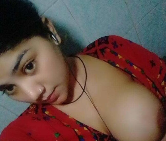 Naughty indian slut loves exposing her tits?