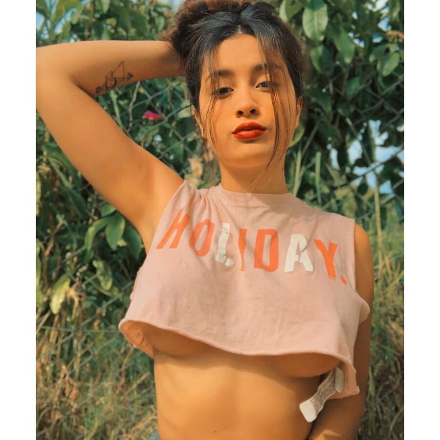 On Instagram- seleneitor_