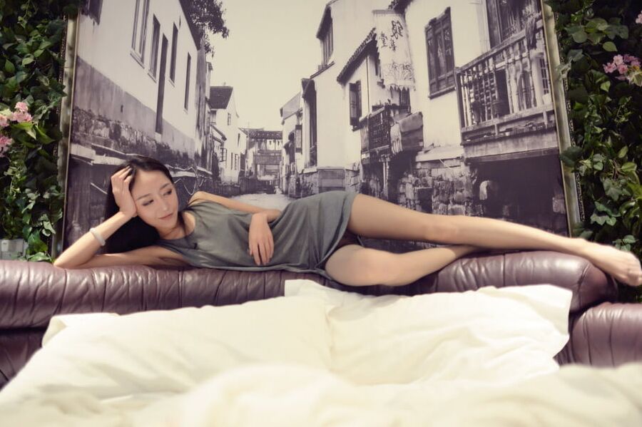 Chinese model sex with photographer