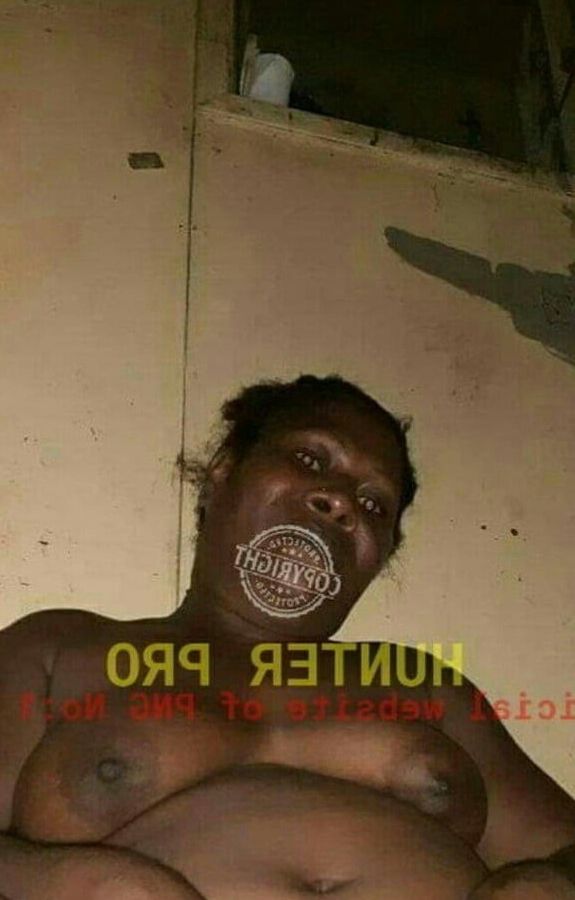PNG mama posing with her black kan