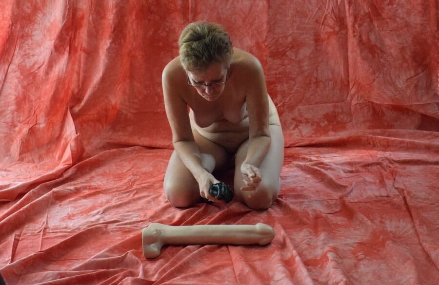 Slim granny and big dildo