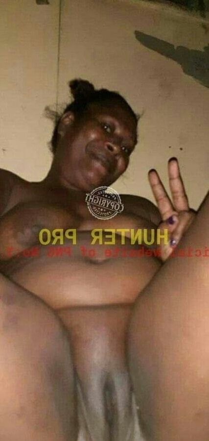 PNG mama posing with her black kan