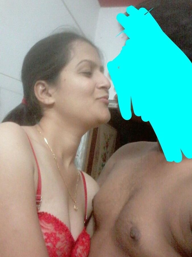 Indian cute wife seema showing her nude pic
