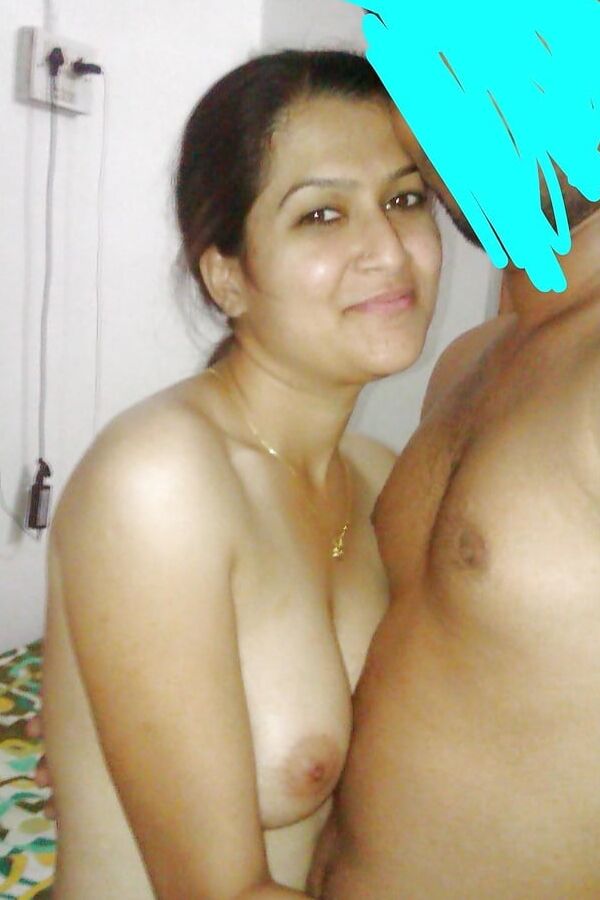Indian cute wife seema showing her nude pic