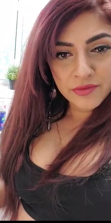 Naughty indian slut loves exposing her tits?
