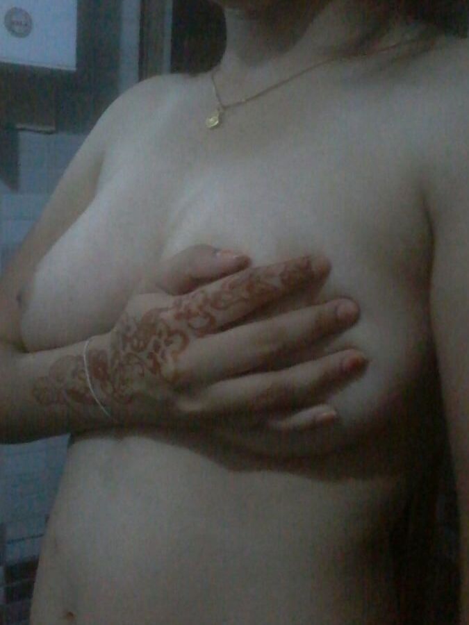 Indian cute wife seema showing her nude pic