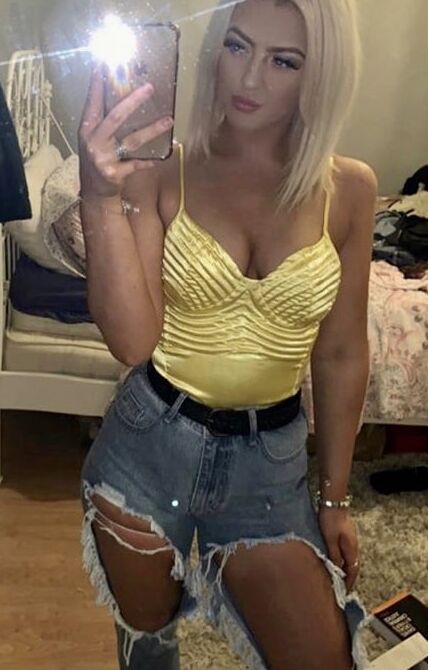Hot Blonde Babe: Chloe