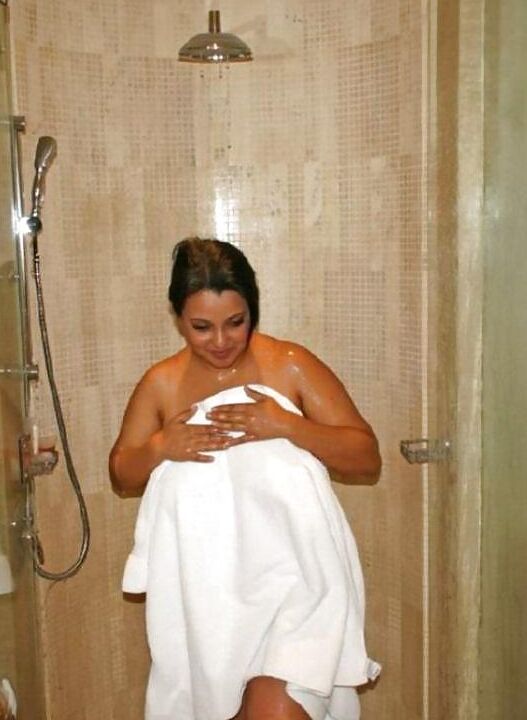 Annabella under shower