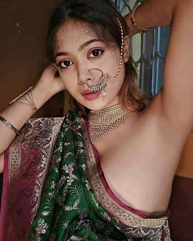 Naughty indian slut loves exposing her tits?